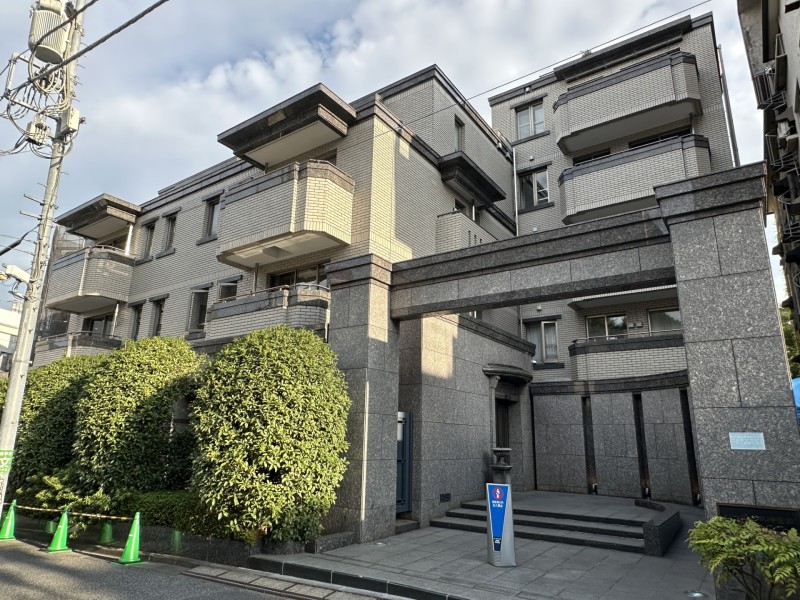 表参道・代々木公園が生活圏！由緒ある土地に佇む邸宅、神宮前６丁目アドレスのマンションです。都心の利便性を享受した住環境です。