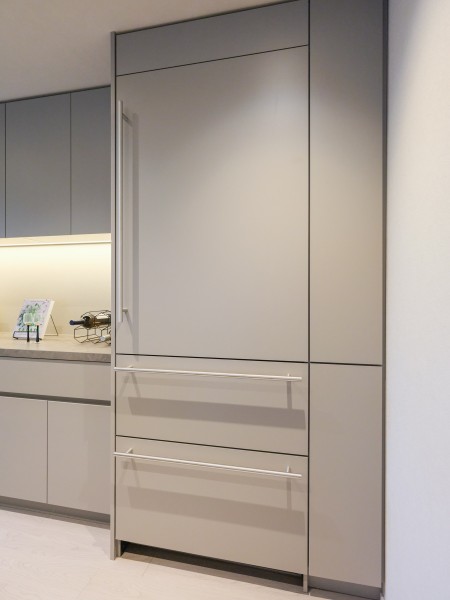 ◆ビルトイン冷蔵庫◆スタイリッシュで空間に溶け込むビルトイン冷蔵庫を新規設置しました。モダンなカラーを採用し、よりいっそう格調高い空間を演出します。