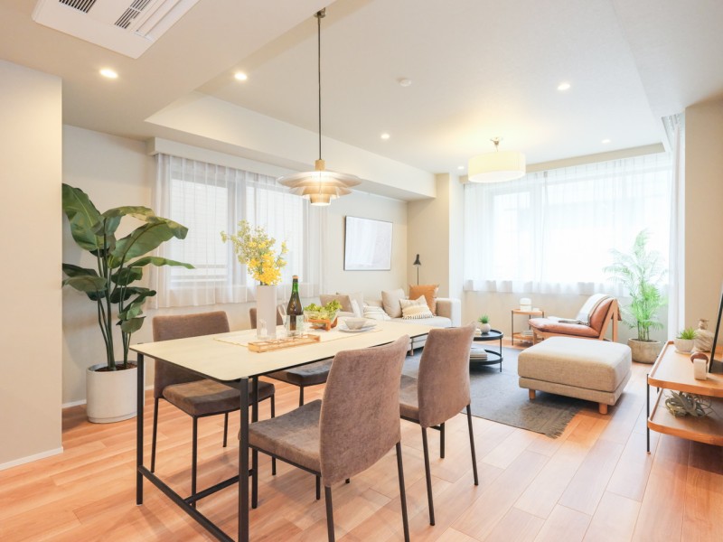 約21.5帖の広々LDKには二面採光の窓から心地よい光と風を運んでくれる、おだやかな空気に纏われた空間です。