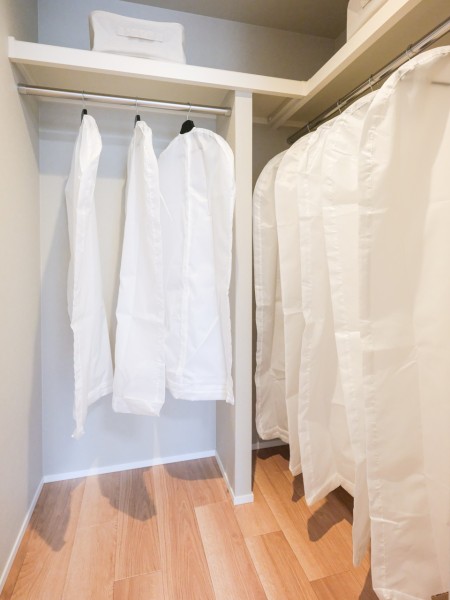 洋室2には収納能力が高いウォークインクローゼットがあります。かさばりやすいアウターやオフシーズンの家電など、たっぷり収納できます。