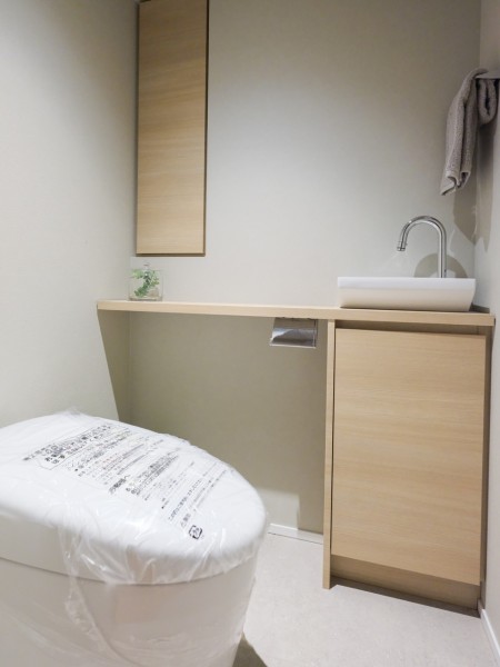 レストルームも上品さが宿る安らぎのスペースに仕上がりました。優れた節水効果や汚れが付きにくい便座など、ほしかった機能が揃ったウォシュレット一体型トイレです。