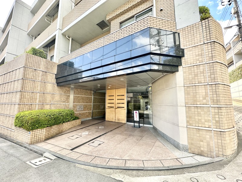 日勤の管理人さんによって整えられた玄関前です。清掃が行き届いた様子から管理体制の良さが伺えます。お手入れされた植栽から緑を感じることができます。ナチュラルトーンの色調がよりお部屋の良さを引き立てます。