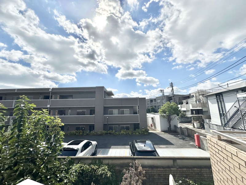 青々とした空と心地よい風をバルコニーより感じることができます。ほっと一息つきたい時やお家から自然を感じることができます。閑静な邸宅に佇んでいるため、ゆったりとお過ごしいただけます。