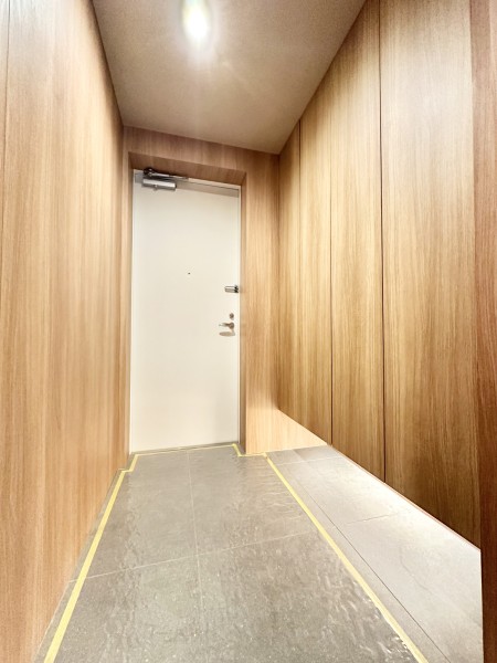 居室と統一した材質の玄関は、木の心地よさを感じることができます。高さのある下足箱を設置したため、お好きなシューズを収納することができます。フットライトがあるため、どんな時間にも快適にお使いいただけます。
