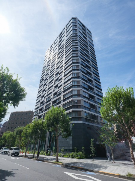 千代田区一番町の落ち着いた街並みに調和する、品格ある佇まいの外観です。複数路線が使える好立地で、日々の暮らしに利便性と快適さをもたらします。