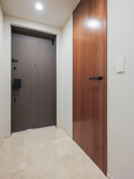 大理石調タイルが施された明るい玄関は、ベビーカーやキャリーケースなどの移動も快適にかなうゆとりのある空間です。人感センサー照明付きのため、ご帰宅の際に暗がりでスイッチを探す必要がありません。