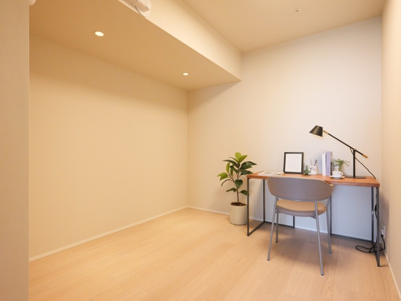 洋室1は約5.1帖の広さがあり、ワークスペースや子供部屋としてお使いいただけます。ナチュラルカラーで統一されているため、明るく落ち着いた雰囲気となっております。お好きな家具を配置しやすくなっています。