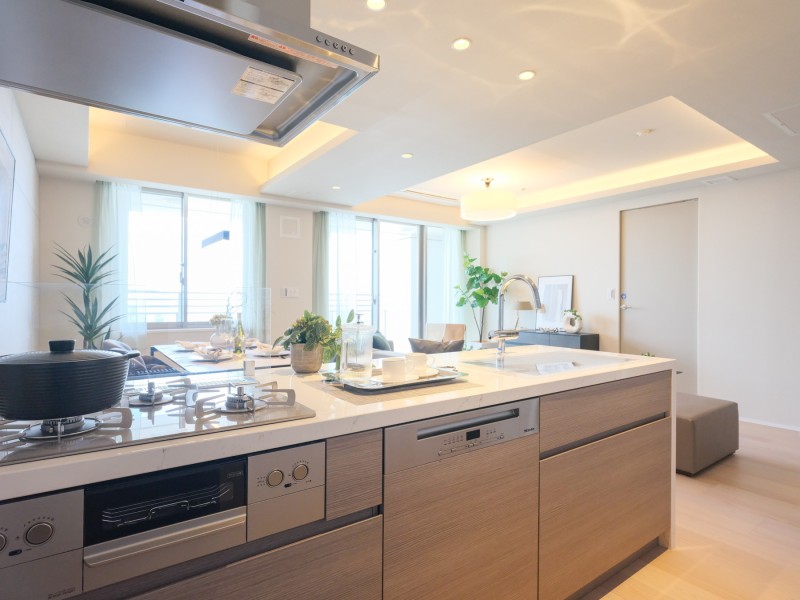 キッチンはお部屋の内装と調和するスタイリッシュなデザインとなっております。3口コンロとグリルがついております。広さのあるキッチンのためご家族やお友達と並んで料理をすることができます。