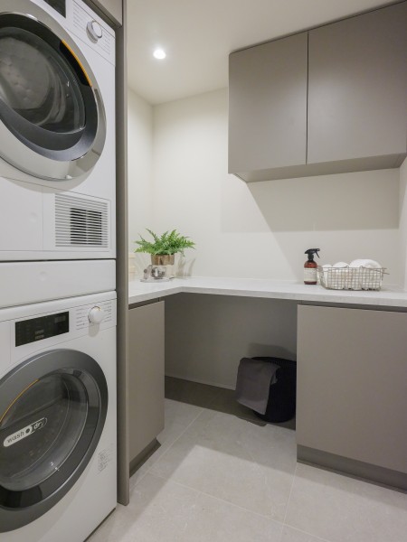 浴室のお隣にはユーティリティールームがあり、ミーレのビルトイン洗濯乾燥機を設置しました。