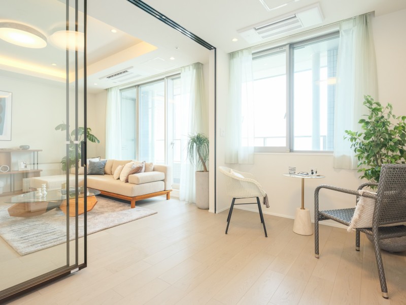 リビングに面した洋室2は明るく、伸びやかな時間をお過ごしいただけるお部屋です。ガラス扉となっているため、スタイリッシュな空間となっております。