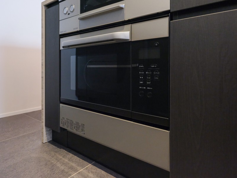 キッチンにはコンベックを設置いたしました。様々なお料理を作ることができるため、ご家族やお友達とお料理時間を楽しむことができます。熱風循環により庫内が均一に加熱されるためムラなく調理できます。