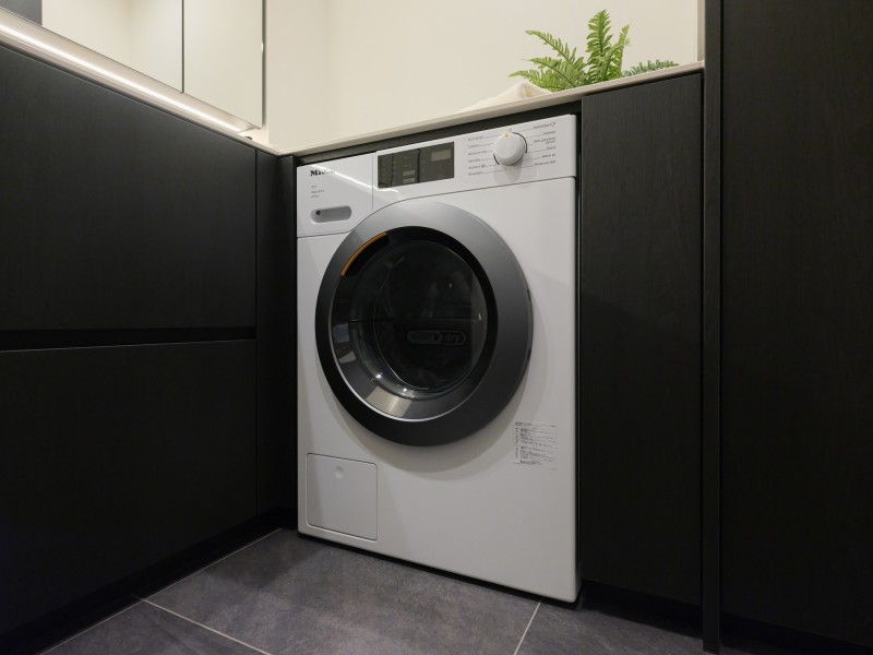 洗面室にミーレ製のビルトイン洗濯機を設置しております。衣類をケアしながら洗う・乾かすというドイツ式のお洗濯を実現します。ミーレ独自のハニカムドラムで洗濯物のダメージを防ぎます。