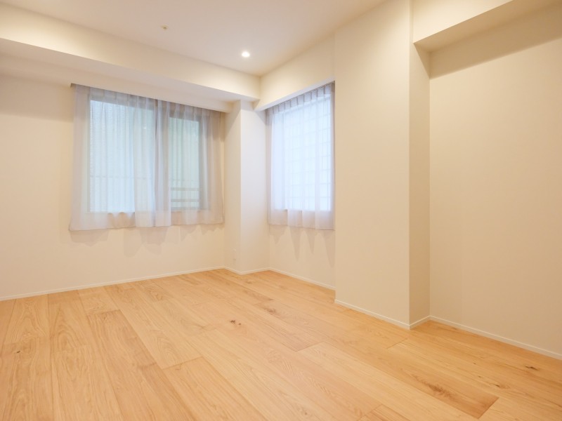 洋室1は、約7.7帖の広さがあり主寝室としてお使いいただけます。窓から差し込む優しい陽光で心地よい朝を迎えることができます。ナチュラルトーンで施されたお部屋は、安らぎを与えてくれます。