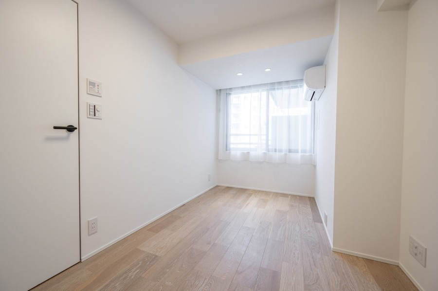 洋室1は約5.3帖の広さがあり、書斎やワークスペース、子供部屋としてお使いいただけます。窓から優しい陽光を感じながら趣味やお仕事を捗らせることができます。LDと同じ色調の内装にし統一感を感じられます。