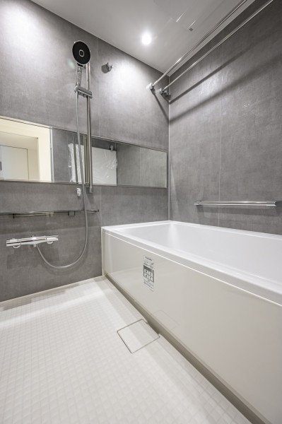 モノトーンで統一されたバスルームはスタイリッシュな空間となっております。1418サイズのためゆとりがあり、お子様と一緒にバスタイムを楽しめたり、リフレッシュタイムを快適にお過ごしいただけそうです。