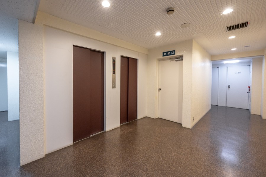 ◆エレベータ二基◆共用部にはエレベーターが二基完備されているので、マンション内の移動も快適です。共用部は清潔に保たれ、住まう方が気持ち良く暮らせるよう管理が行き届いています。
