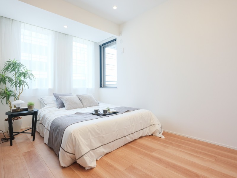 洋室1は約6.2帖の広さがあり、窓からの優しい陽光で朝を迎えられ、心地よい一日がスタートできます。主寝室としてお使いいただけます。柔らかい色調の内装でお好きなインテリアを設置できます。