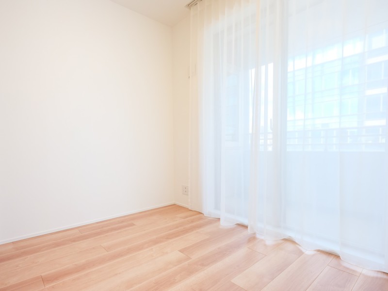 洋室2は、約4.5帖の広さがありワークスペースや趣味のお部屋としてお使いいただけます。お仕事中に息抜きをするためにバルコニーに出て、リフレッシュすることが可能です。伸びやかな時間が流れるお部屋です。