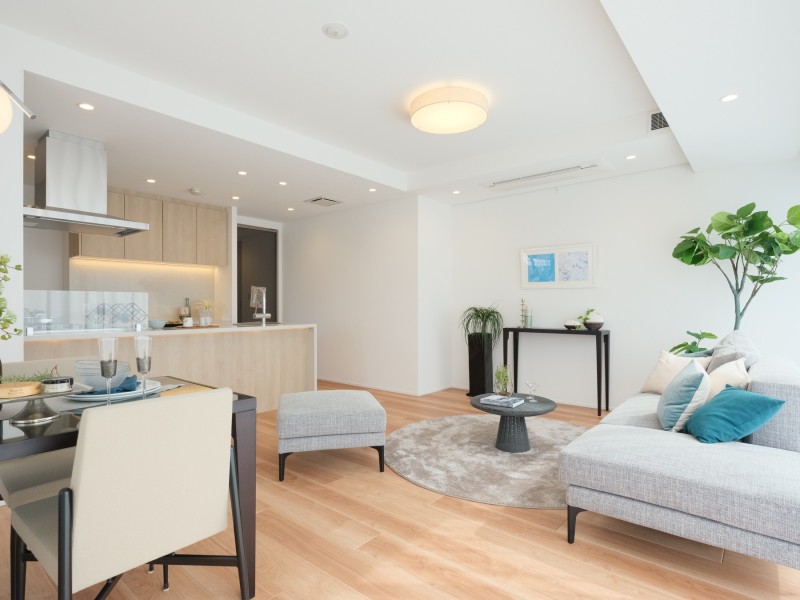 LDKは約19.0帖の広さがあり、家具が配置しやすいシンプルな内装となっております。大型家具を設置してもゆったりとお使いいただけるようになっております。