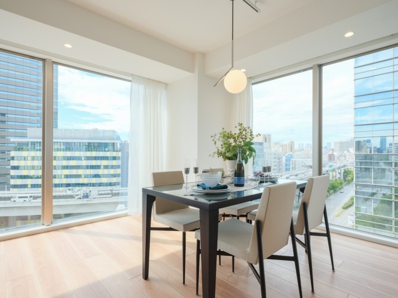 LDKは、大きな窓よりたっぷりの陽光を取り込み、お部屋を照らします。また、カーテンを開けると眺望をお部屋から楽しむことができるため、ダイニングテーブルを置いたり、ソファを置いて景色を楽しめます。