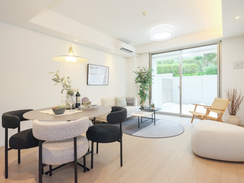 リビングにはピクチャーレールが備わっているため、壁を傷つける心配なくお気に入りのアートやグリーンを飾りインテリアをお楽しみいただけます。