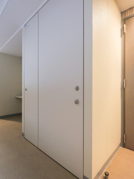 玄関横にはトランクルームがあり、アウトドアグッズやお部屋ではなく外で管理したいグッズを収納することが可能です。鍵をかけることができるため防犯面に心配なくお使いいただけます。