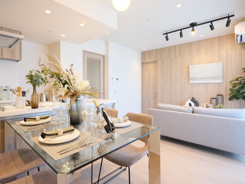 リビングには床暖房が設置されているため、寒い季節でも快適にお過ごしいただけます。オープンキッチンとなっているため、料理中のご家族と楽しく会話をすることができるようになっております。