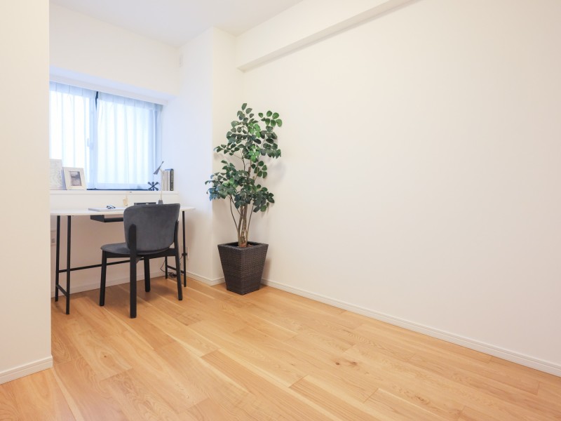 柔らかな光が長時間続く洋室3も、過ぎゆく時間をのんびりと感じることができる空間です。素朴さと、どんなインテリアも受け止める柔軟性が魅力です。