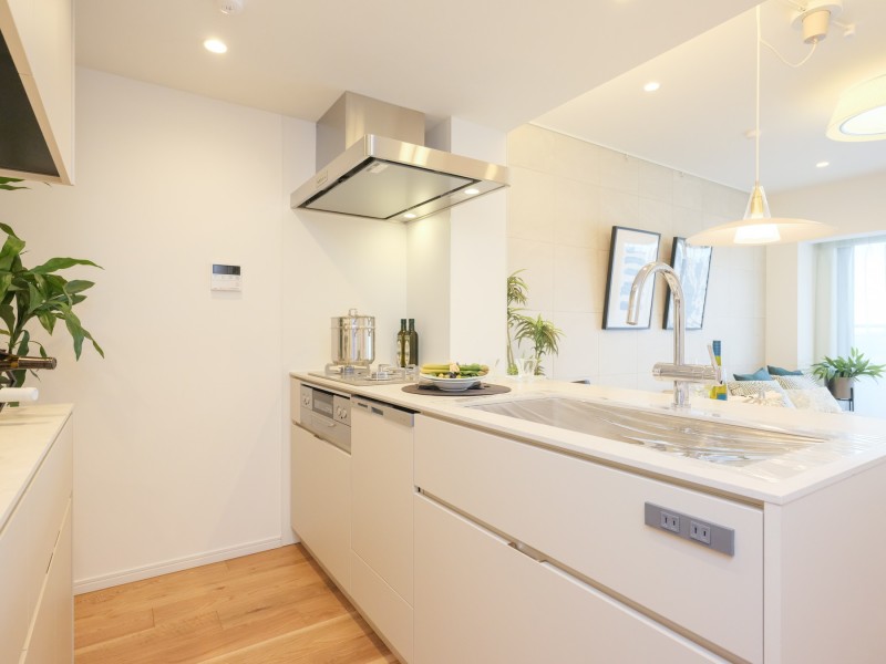 リビングにいるご家族とおしゃべりしながら家事ができる人気のオープンキッチンです。コンロが3口あり、グリルもあるため様々なお料理を作ることができます。