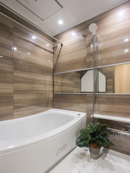 光沢のある木目調パネルが高級感を漂わせるバスルームです。一日の疲れを癒すことができるバスルームです。入浴剤を入れたり、半身浴をしたりとお好みのバスタイムをお楽しみいただけます。