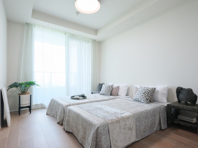 約7.2帖の洋室1は窓から優しい陽光が差し込み、心地よい朝を迎えることができます。ベッドを2つ並べても広々としており、主寝室としても快適にお使いいただけます。