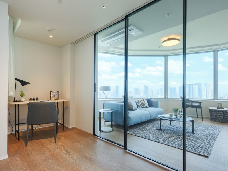 リビングと洋室2を仕切る扉は、ライフスタイルをシームレスにするガラス扉を用いました。開放してLDを拡張してお使いいただけます。約4.9帖の広さがあり、ワークスペースとしてもお使いいただけます。