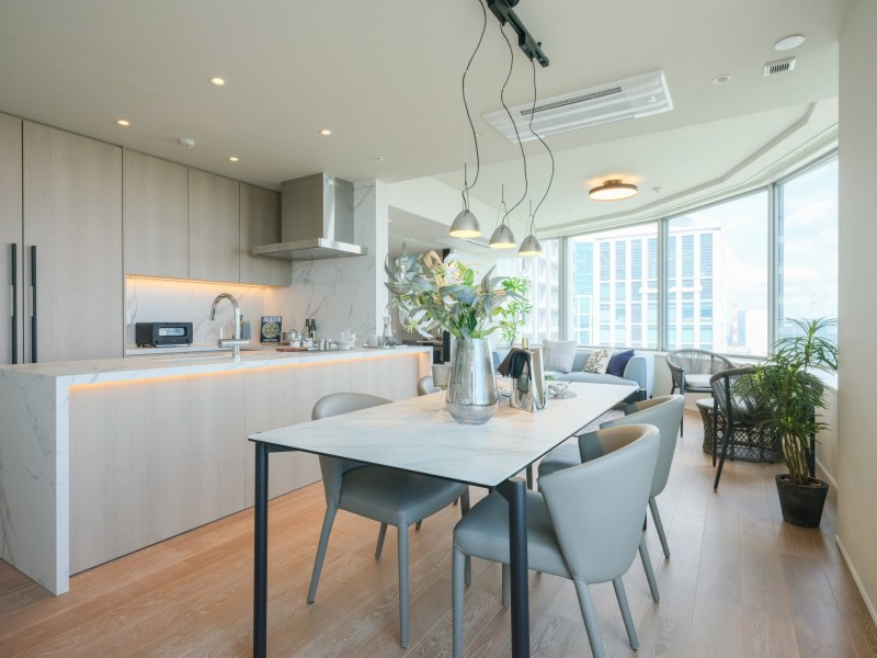 ゆとりのある約23.3帖のリビングダイニングキッチンには、大きな窓からたっぷりの光が差し込みます。開放的なお部屋は、心地よい光で満たされ、穏やかな空気に包まれた居住空間です。