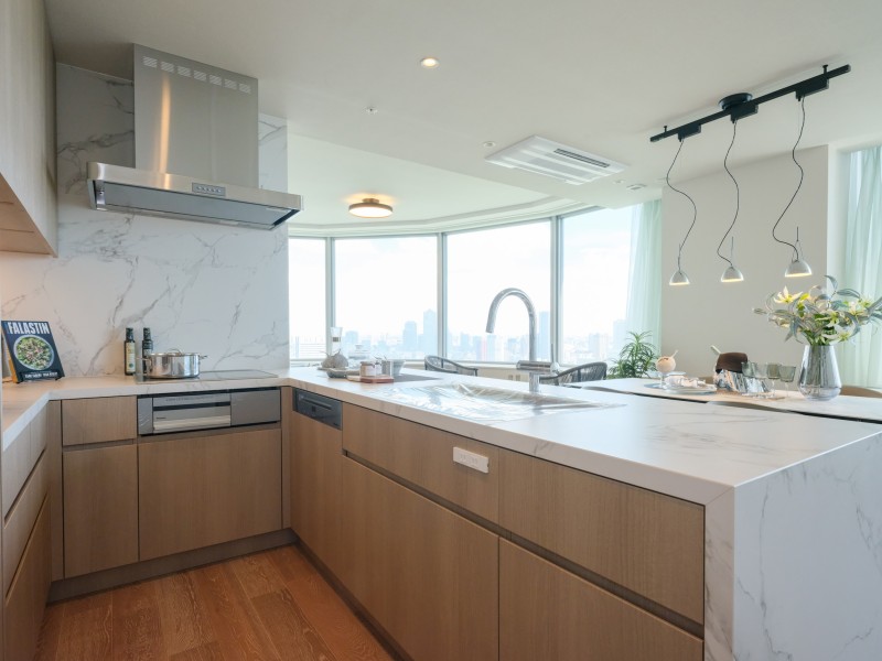 美しい素材で造作されたキッチンは田中工藝製のオリジナルシステムキッチンです。収納も作業スペースも広いので、お料理好きの方にも満足頂けるキッチンです。