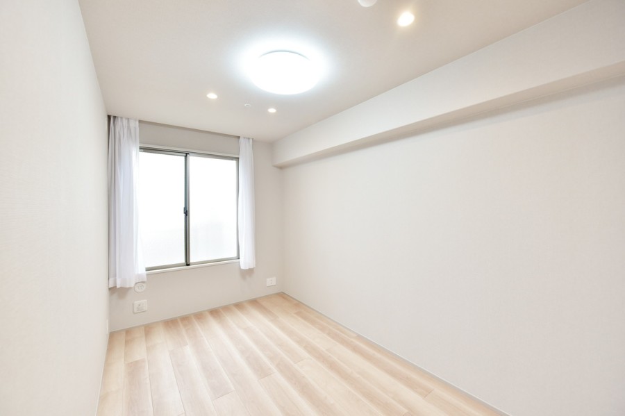 洋室２（約6.3帖）は吹き抜けに面しており、優しい光が差し込むお部屋です。シンプルな内装に仕上げていますので、インテリアや小物類などでお好みの空間を演出できます。