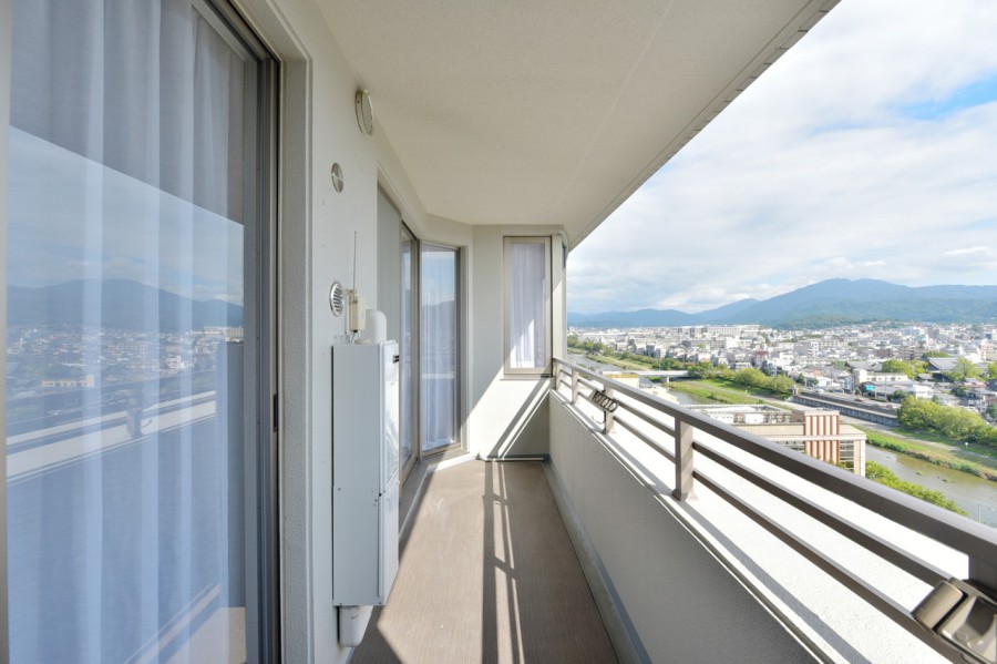 13階部分、前面を遮る建物はありませんのでお部屋の中に爽やかな光と風を運んでくれます。東山連峰一望、鴨川・高瀬川を眼下に見下ろす京都らしい眺望を楽しめます。