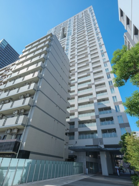 安心の制震構造を採用した、総戸数300戸の33階建タワーレジデンスです。2駅5路線が利用でき都心アクセス良好。ラゾーナ川崎に隣接しているため、お買い物や外食もしやすい住環境が整っています。