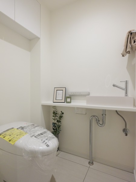 上品さを宿したレストルームにはスマートなタンクレストイレを採用しています。手洗いカウンター付きですので来客時などにも洗面室までのアクセスを気にせず、快適な動線が叶います。