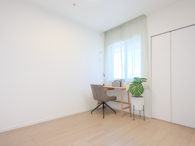 約5帖の洋室2は凹凸が少なく、自由な家具のレイアウトを楽しみやすいお部屋です。クローゼット付きのため、居住スペースも広々お使いいただけます。