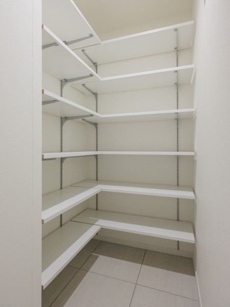 玄関横には収納豊富なシューズインクローゼットがございます。棚は可動式のため、ブーツなどの背の高いシューズも収納可能です。