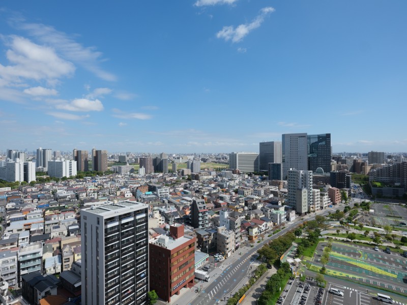 バルコニーからは川崎の開放感溢れる眺望が望めます。19階からの伸びやかな景色と、すぐそばにはラゾーナ川崎。穏やかさと利便性が共存する住環境を感じられます。