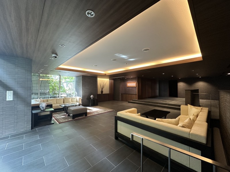 エントランスを入ると高級感あふれるオーナーズラウンジが姿をあらわします。家族やゲストをあたたかく迎え入れ、オートロック・セキュリティサービス・防犯カメラで住まう方々の生活を守っています。