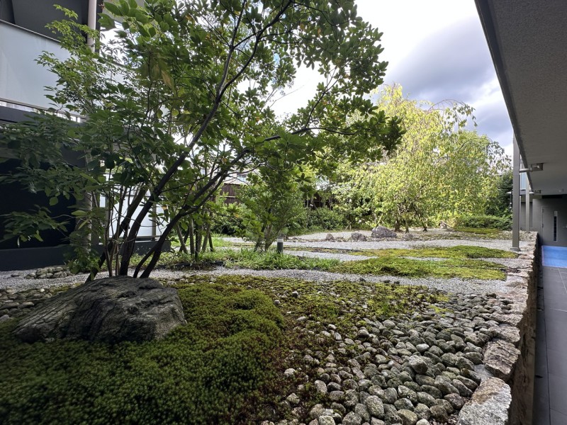 岡崎近郊の100年以上残る自然林を調査し、その樹種による植栽計画を行い、生物環境の保全と創出に取り組んでいます。敷地の中に入っても、季節によってさまざまな変化を見せてくれる植栽が癒しをもたらします。