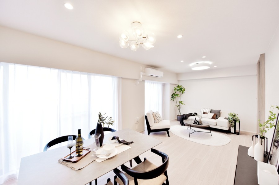 バルコニーに面したLDKは一日を通して優しい光が差し込む約18帖の空間です。シンプルで優しい内装に仕上げましたので、どんなインテリアとも馴染みがよく、インテリア選びも心が躍ります。