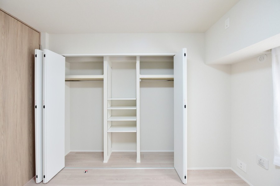洋室1にはハンガーパイプに棚を備え付けた使い勝手の良いクローゼットを設置しています。お気に入りの衣類から小物類までたっぷり収納できるので、お部屋の中はすっきりとした空間を保てます。