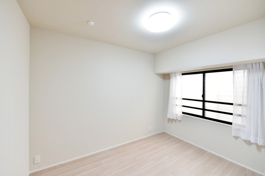 洋室２（約5.0帖）は東側の窓から優しい光を取り込みます。課題や読書、趣味の時間に集中できるプライベートペースです。傷や汚れに強いフローリングで、お手入れもしやすくなっています。