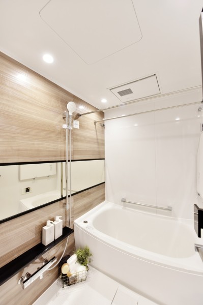 ゆったりと全身を包み込むような入浴感で一日の疲れを癒していただけるバスルームです。汚れの付きにくい素材や機能を備えており、お掃除もしやすくきれいな空間を保てます。浴室暖房乾燥機完備で衣類の乾燥や、冬場の暖房運転など一年中便利にご使用いただけます。