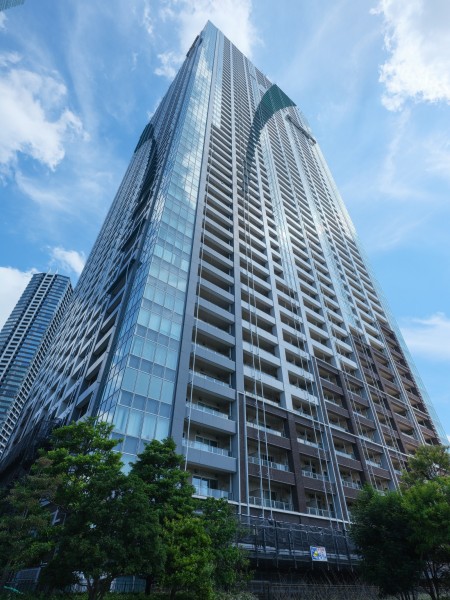 都営大江戸線『勝どき』駅徒歩7分。プールやゴルフレンジ等充実の共用施設が揃っている、制震構造ののタワーレジデンスです。生活に必要な機能が敷地内に揃っていて、住みやすさにもこだわっています。