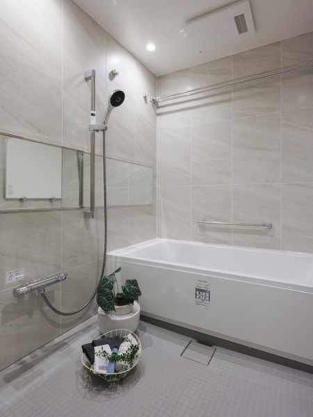 浴槽・洗い場共にゆとりのある１６２０タイプのバスルームです。くつろぎのリラクゼーションタイムを心行くまでお楽しみいただけます。