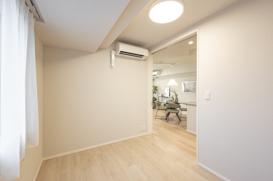 洋室2は、約4.5帖の広さがあり、子供部屋やワークスペースとしてお使いいただけます。柔らかい陽光を感じながらお勉強や趣味に没頭することができる空間となっております。